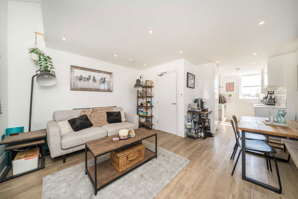 3-bed flat on 80a, Charlmont Road, London, £3,200/mo