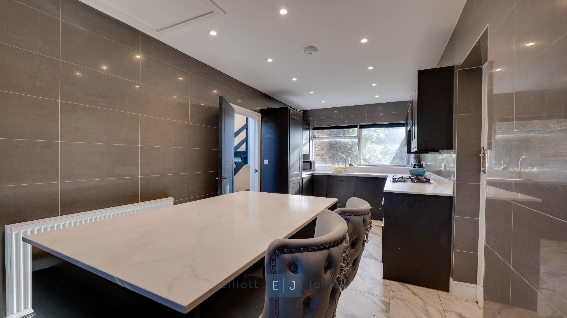 5 bedroom detached house for sale 0