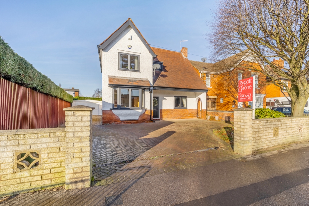 4-bed detached on 240, Boultham Park Road, Lincoln, £365,000