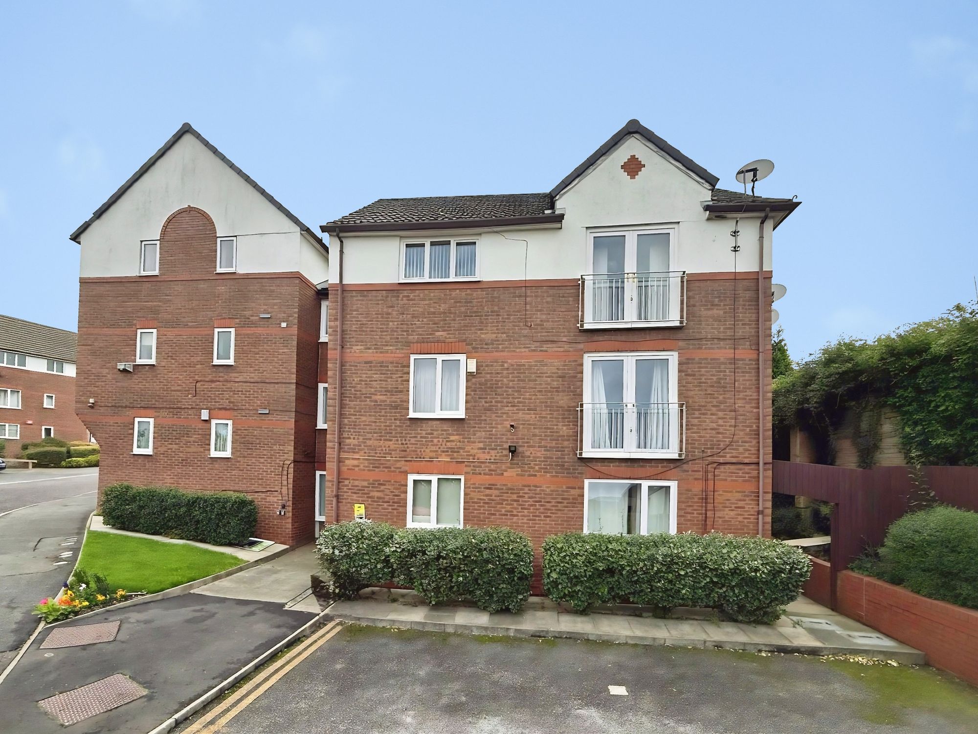 2 bed flat for sale