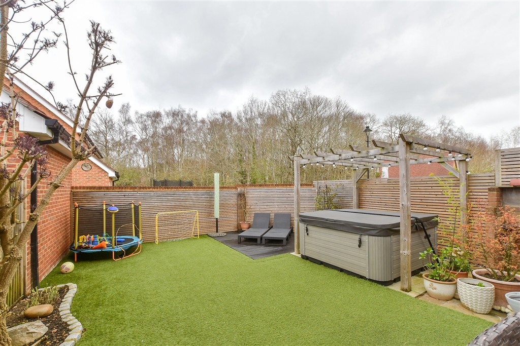 Beacon Avenue Kings Hill, West Malling photo 4
