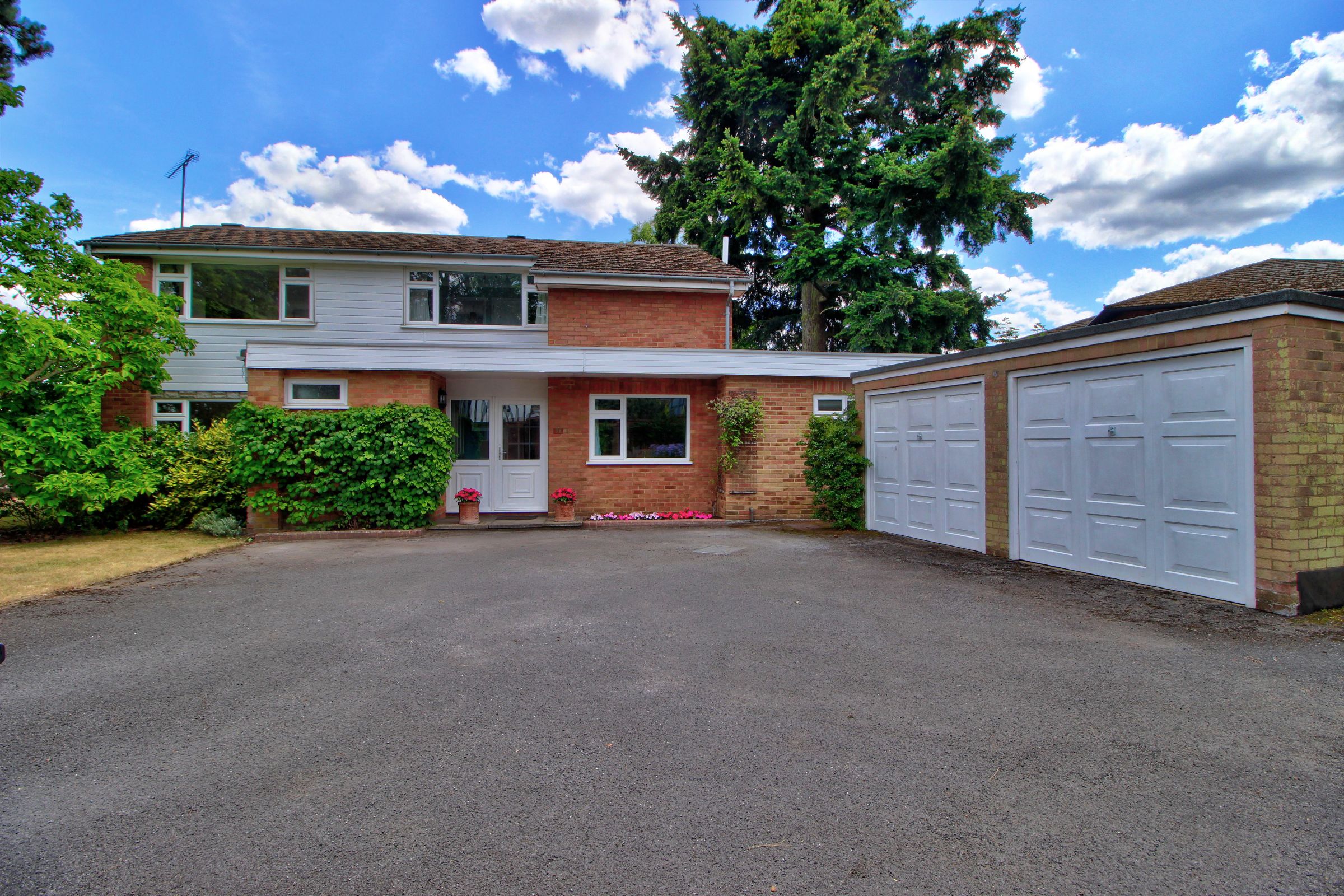 6 bedroom detached house for sale