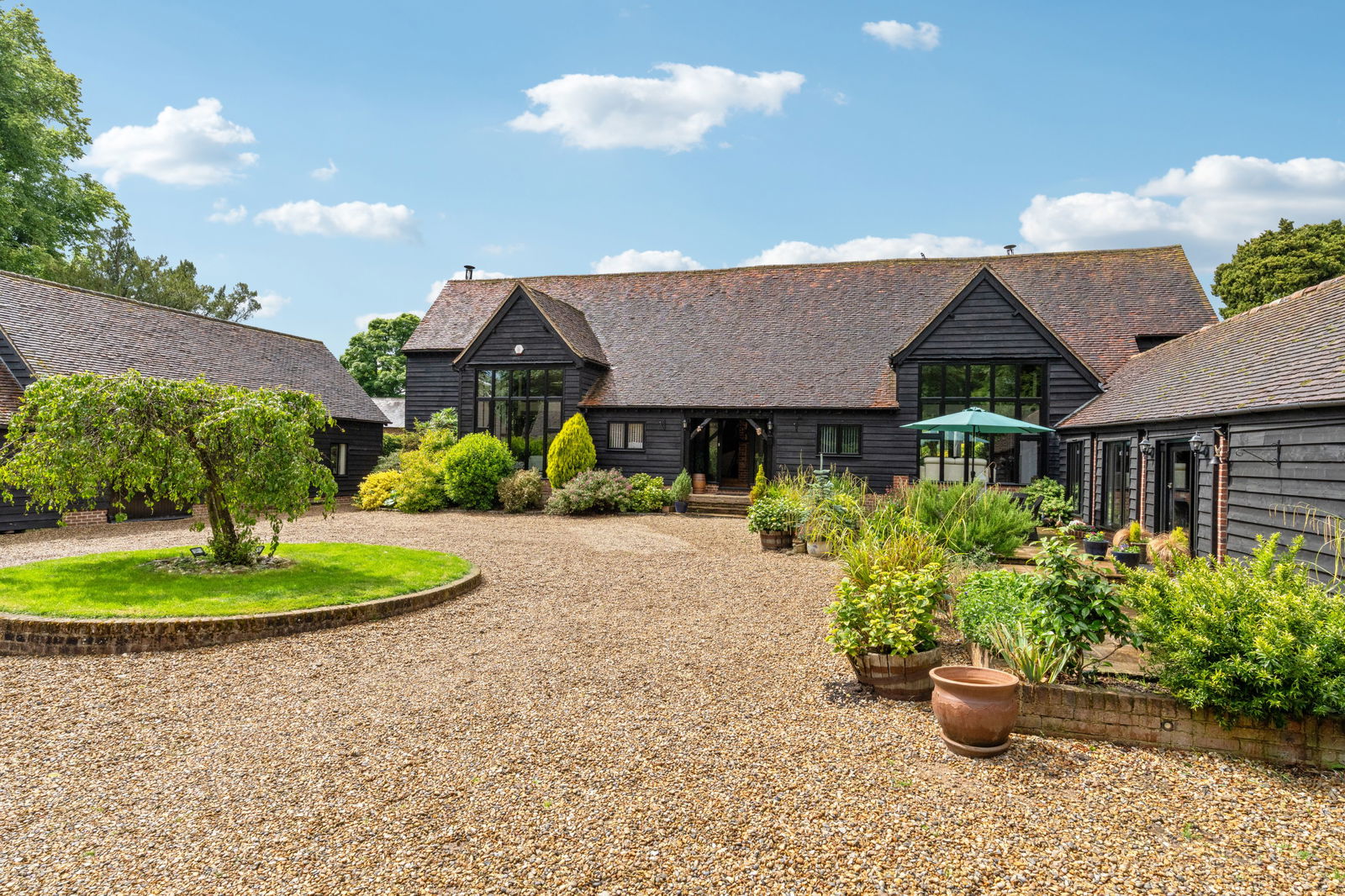 3 bedroom detached house for sale in Guildford