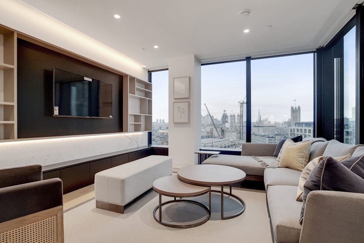 Apartment 902, The Tower, 64, Buckingham Gate, London photo 2