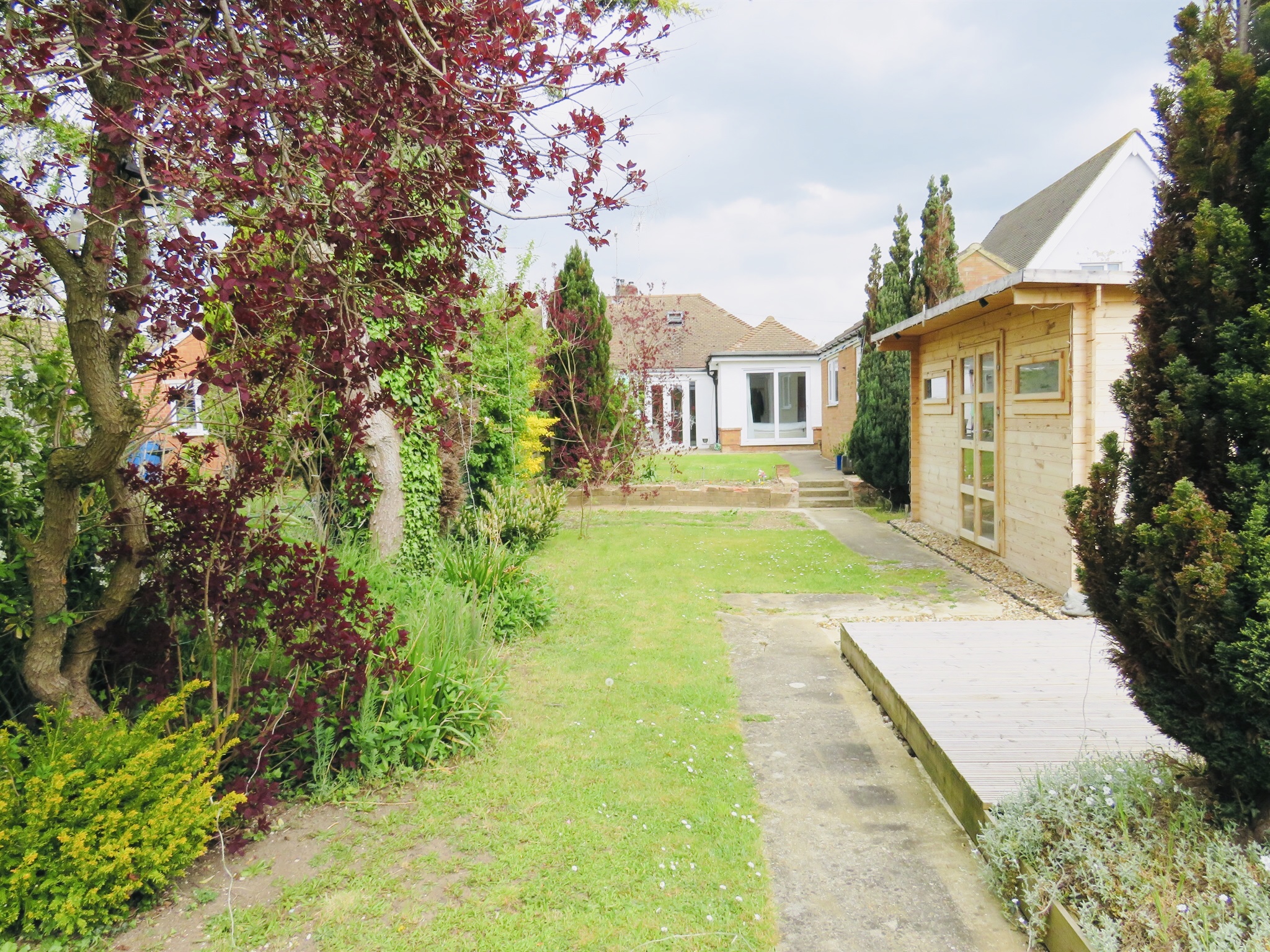 4 Bedrooms Semi-detached bungalow for sale in Laburnum Grove, Luton LU3