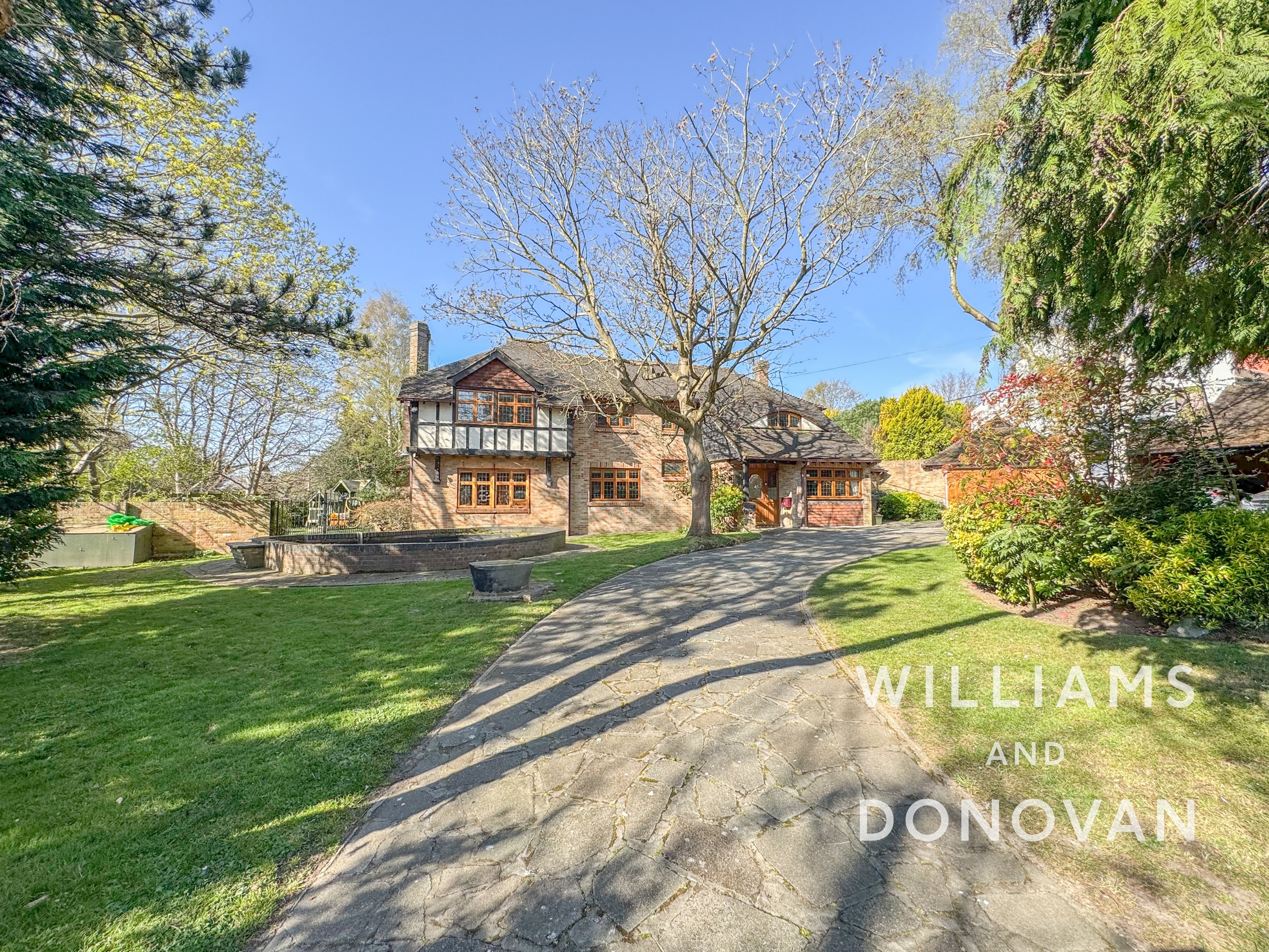 6 bedroom detached house for sale 0