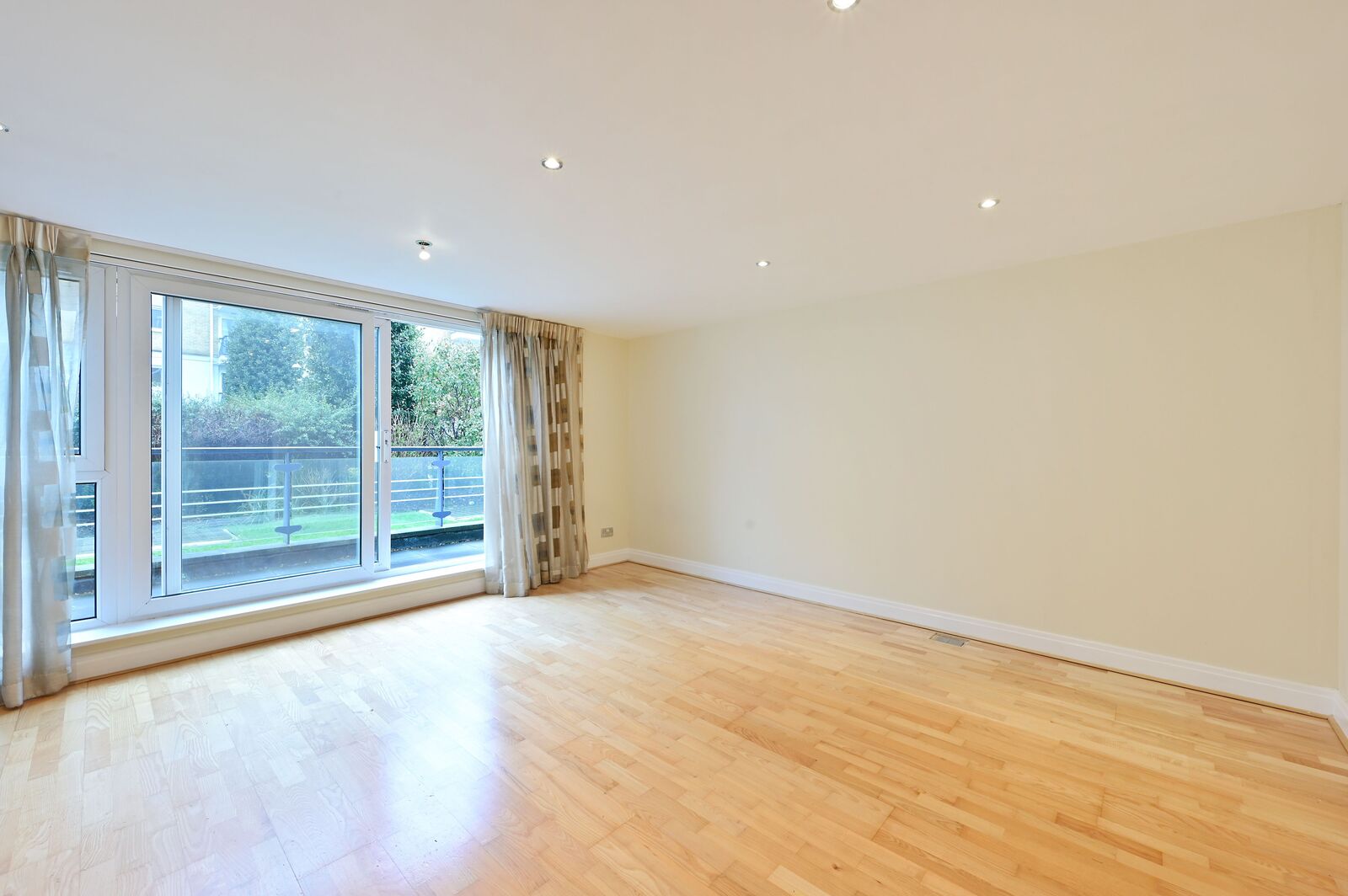 Smugglers Way, Wandsworth photo 2