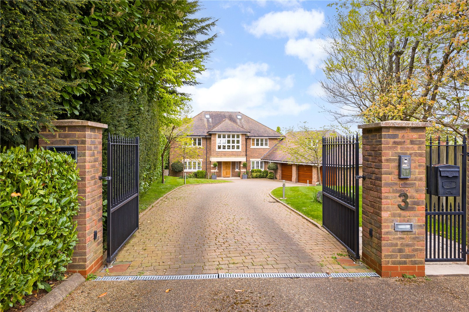 6 bedroom detached house for sale 0
