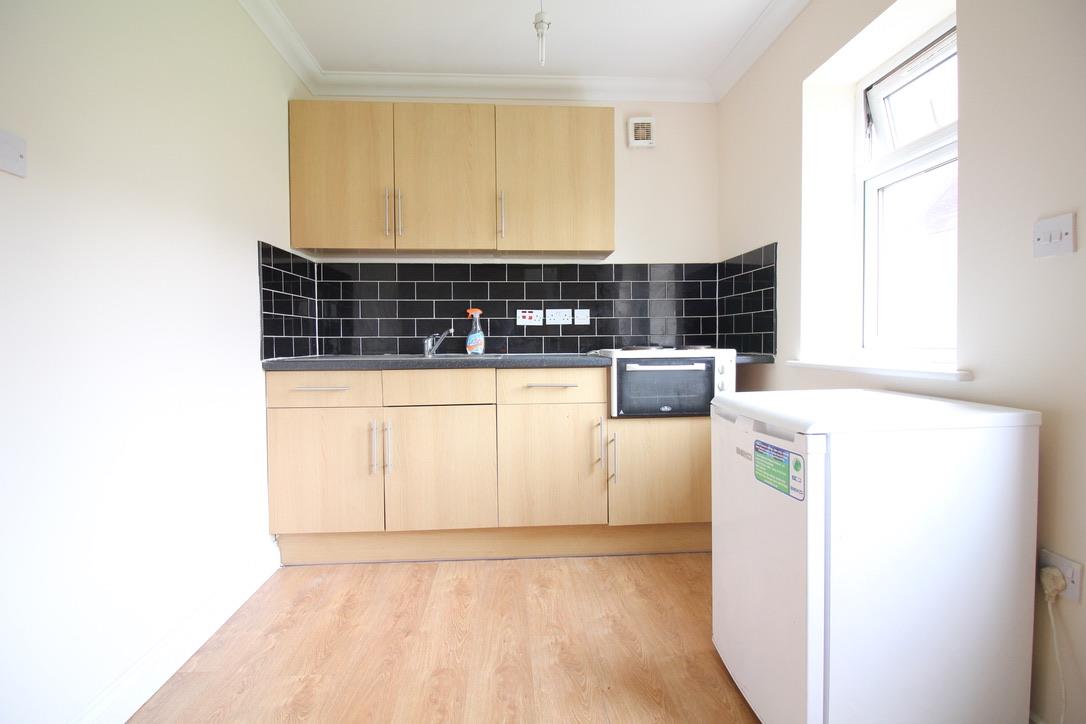998h, Sparrow Farm Drive, Feltham photo 4