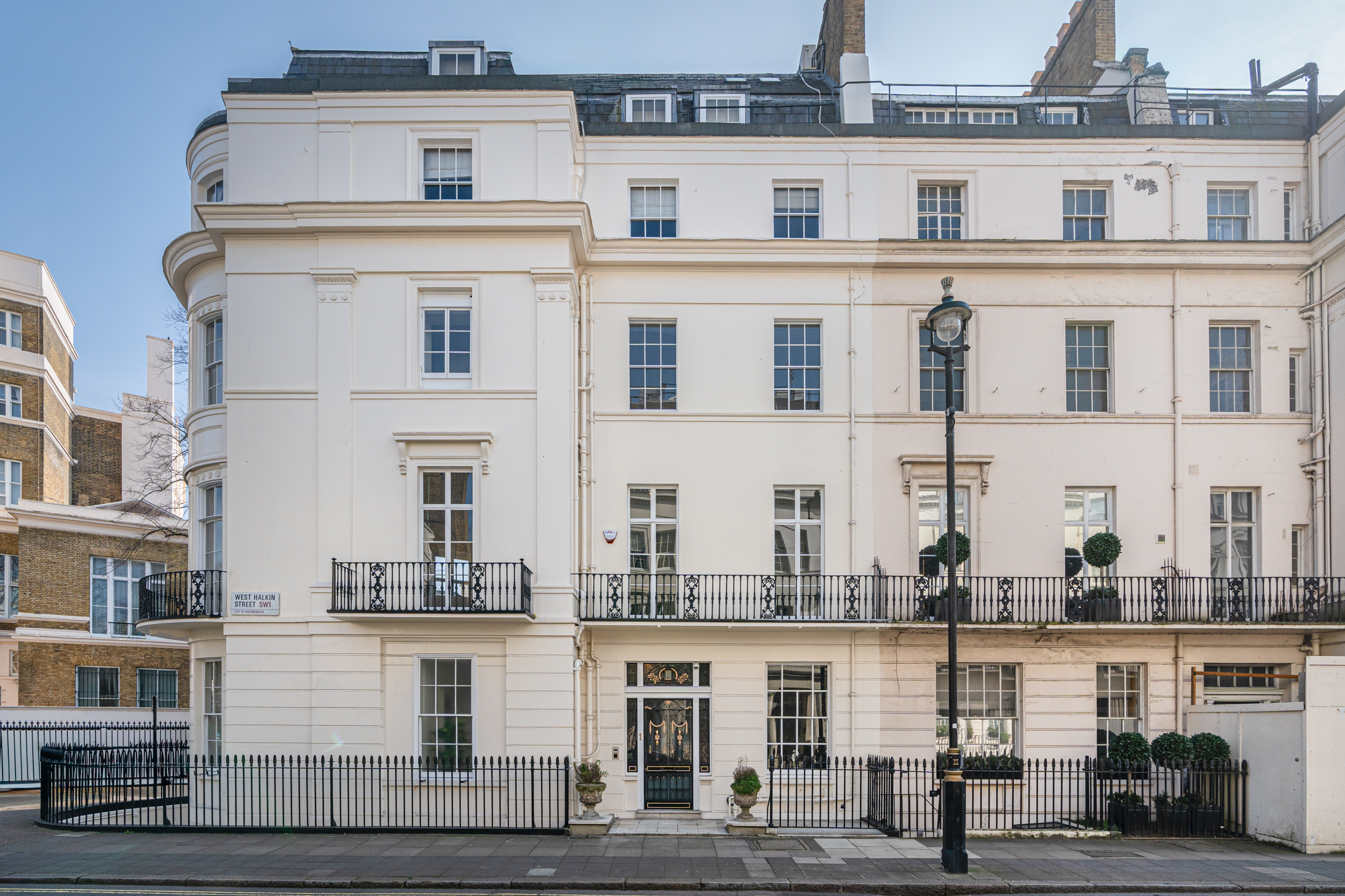 4 bedroom flat for sale 0