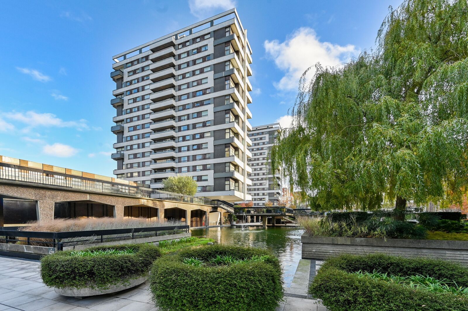 The Water Gardens, Hyde Park Estate photo 3