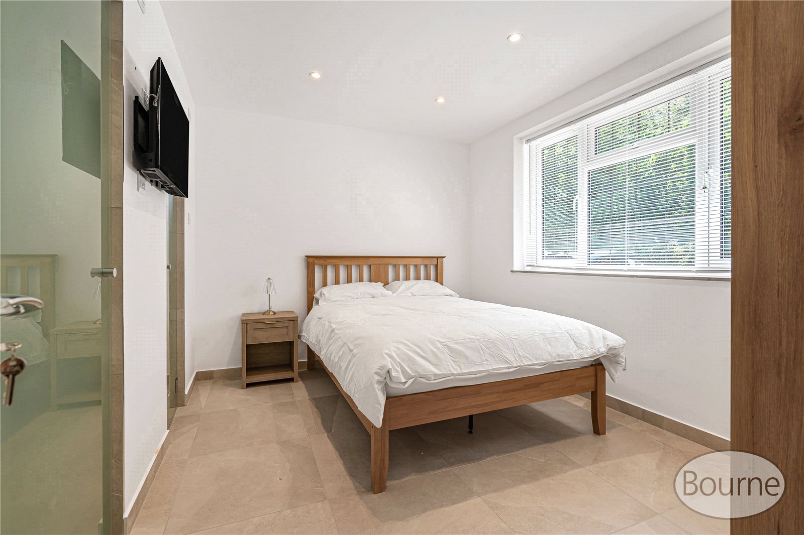 Room 1, 11, Loncin Mead Avenue, Addlestone photo 4
