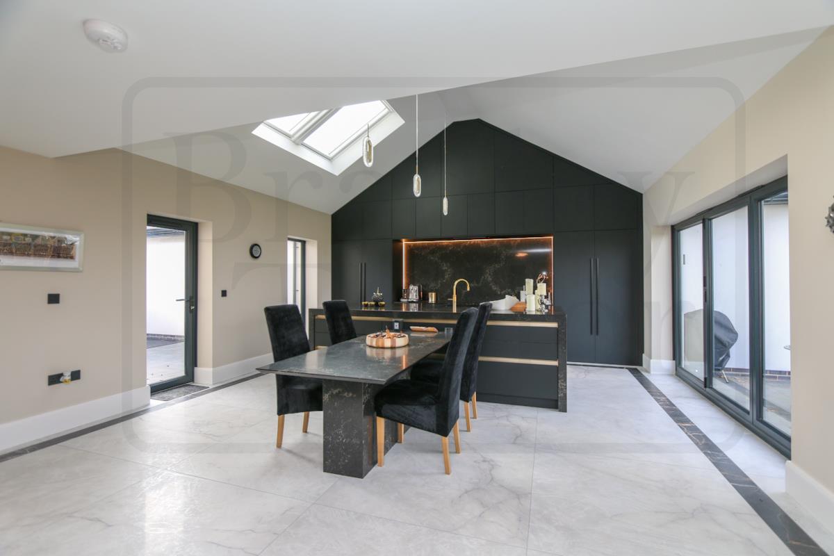 6 bedroom detached house for sale 0