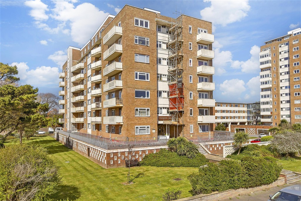 2-bed flat on Boundary Road, Worthing, £126,000