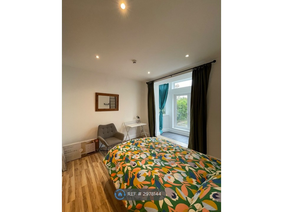 Flat   The Promenade, Swansea photo 5
