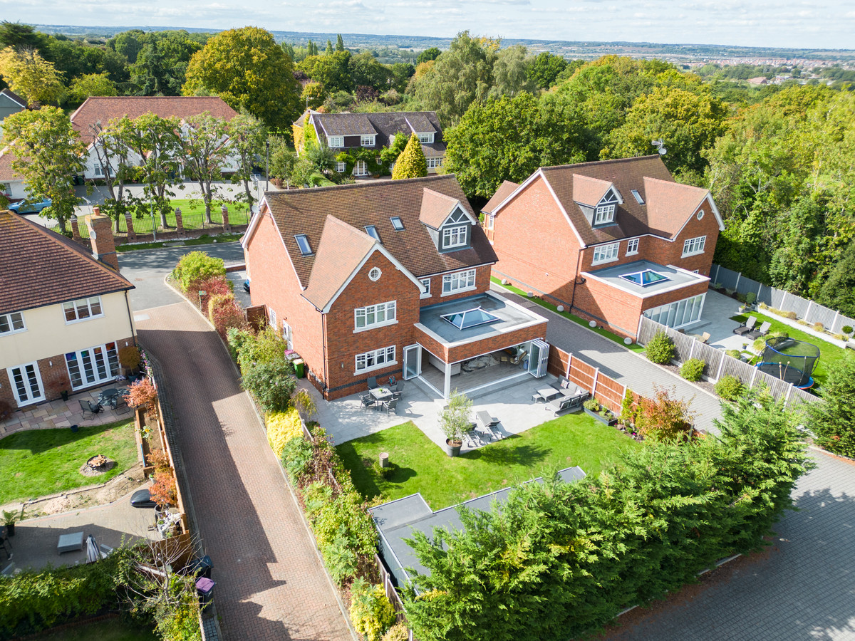 6 bedroom detached house for sale 0