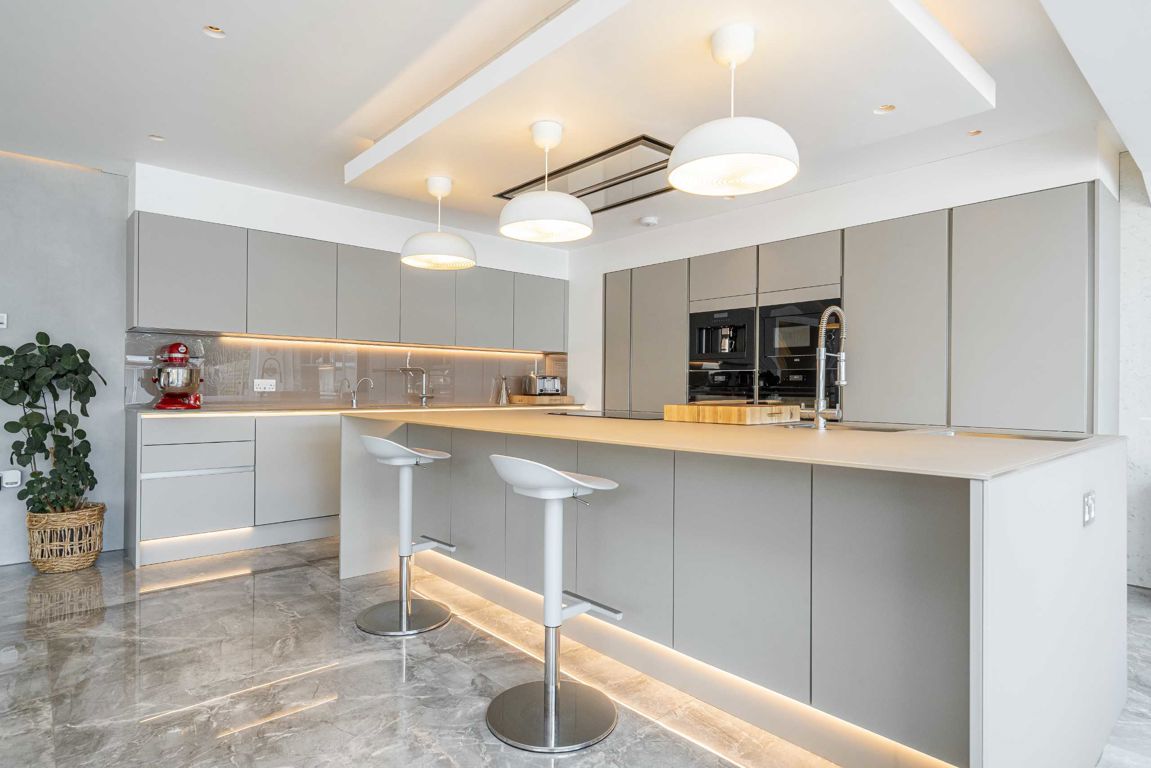 6 bedroom detached house for sale 0