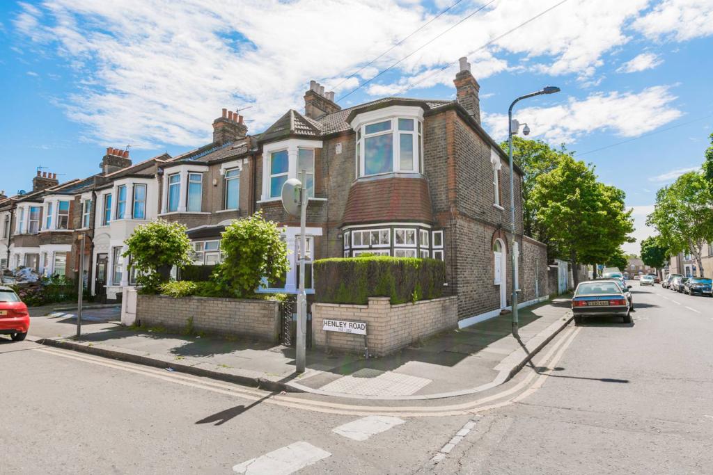 140 Henley Road, ILFORD photo 2