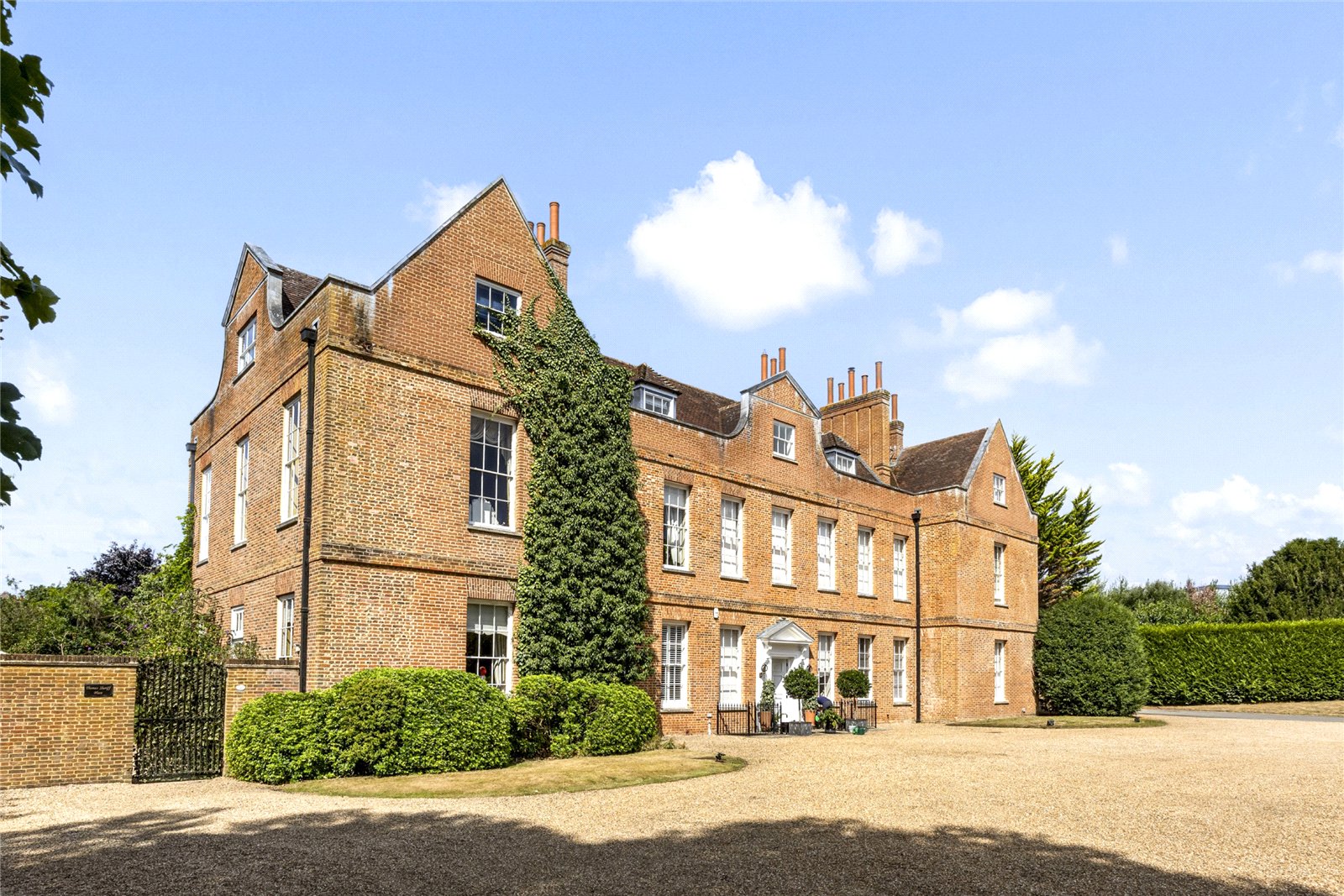 5 bedroom detached house for sale 0
