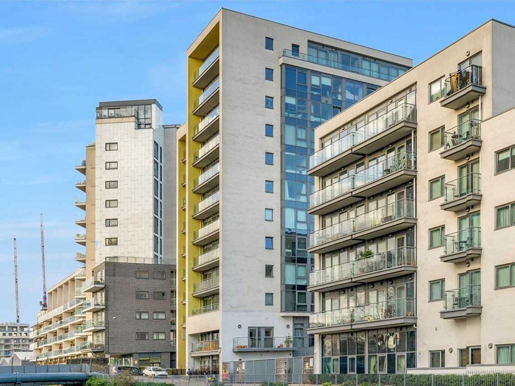 201 Craig Tower, 1 Aqua Vista Square, London photo 4
