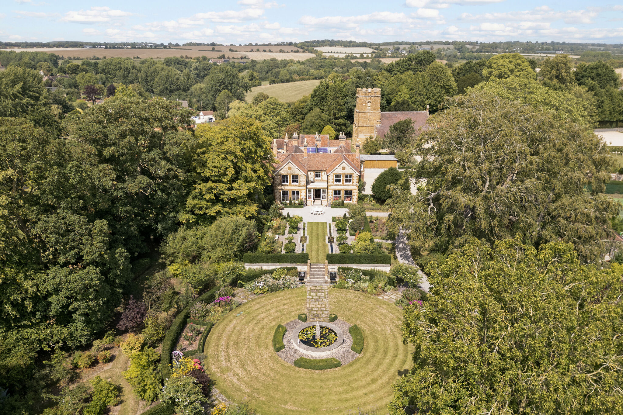 8 bedroom detached house for sale 0