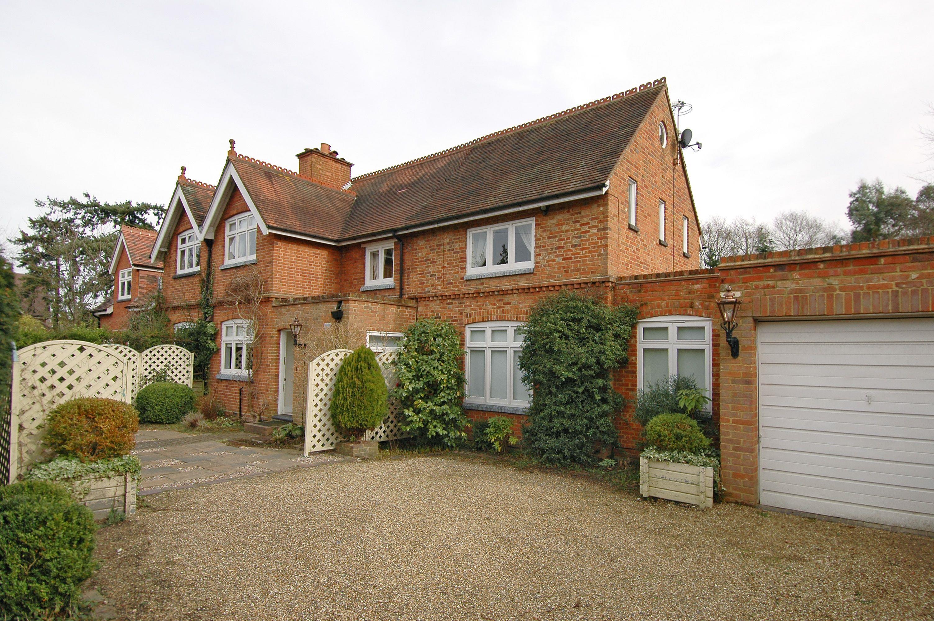 4 bedroom semi-detached house for sale 0