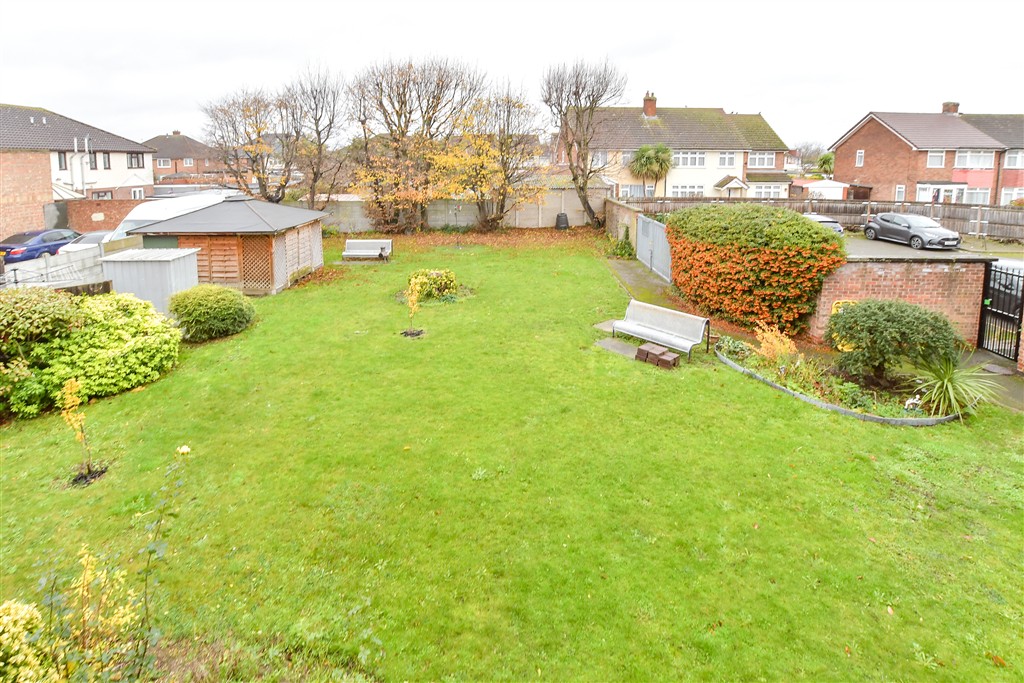 Mungo Park Road, Rainham photo 4