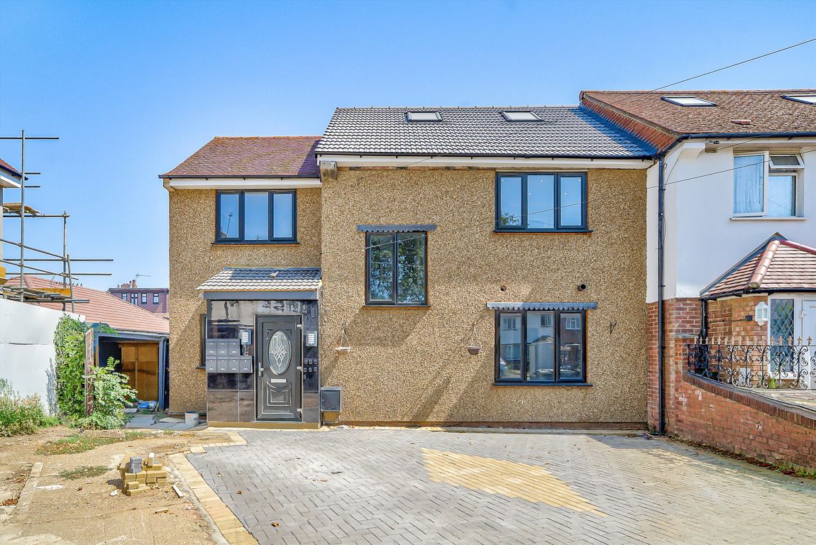 19, Rushdene Close, Northolt photo 2