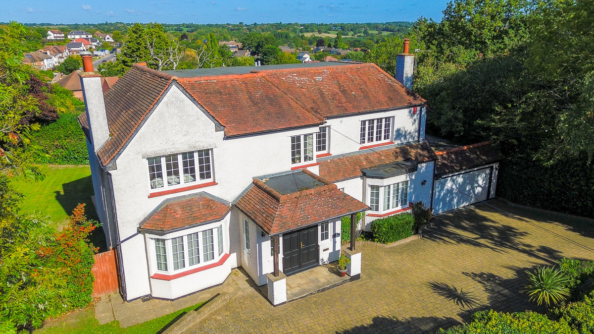 6 bedroom detached house for sale 0