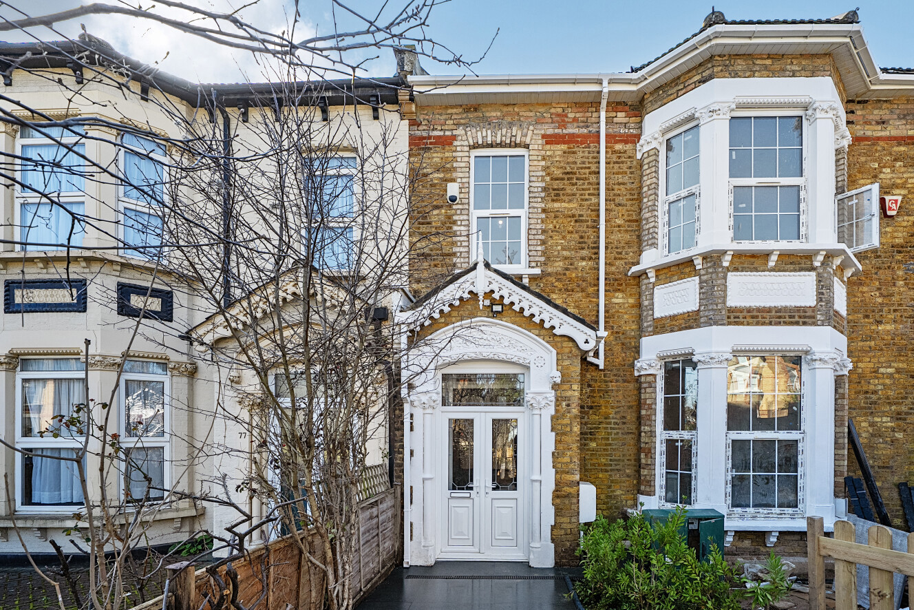 3 bedroom flat for sale in London