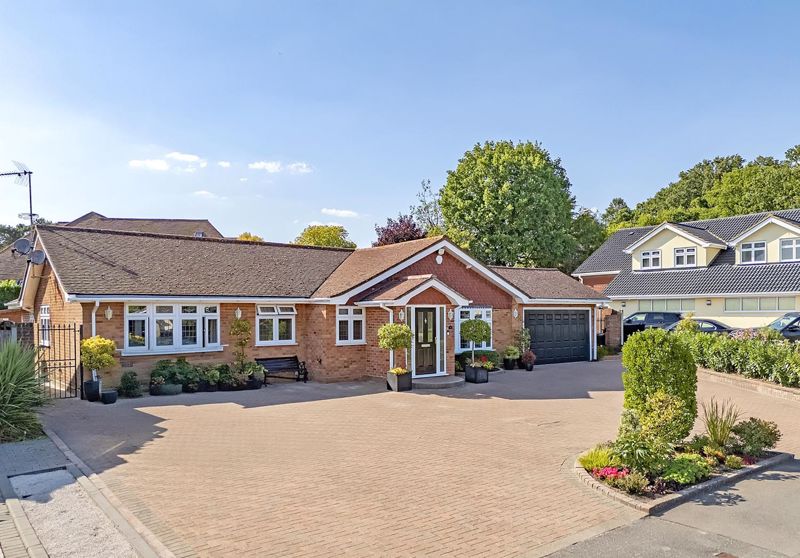 3 bedroom detached house for sale in Guildford
