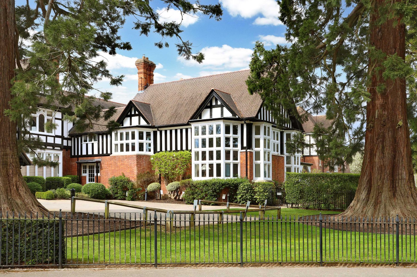 5 bedroom detached house for sale in Billingshurst