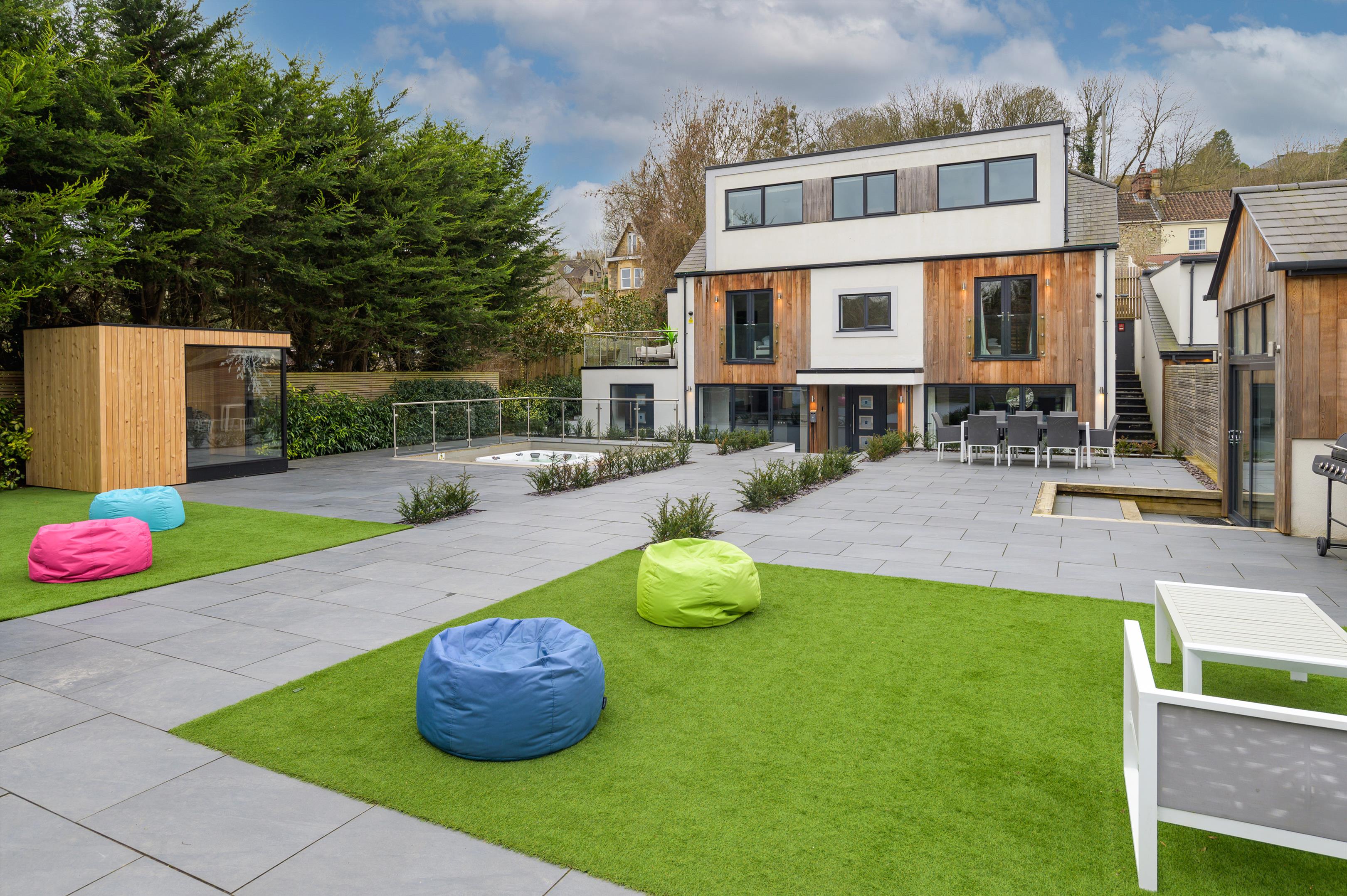 6 bedroom detached house for sale 0