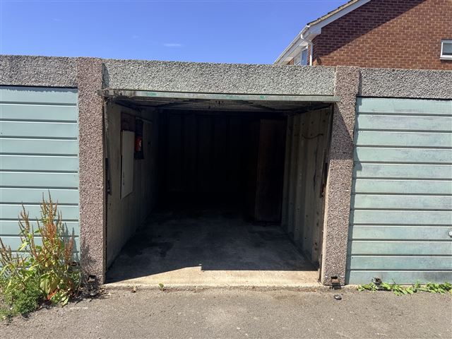 Garage, Vancouver Road Durrington, Worthing photo 5