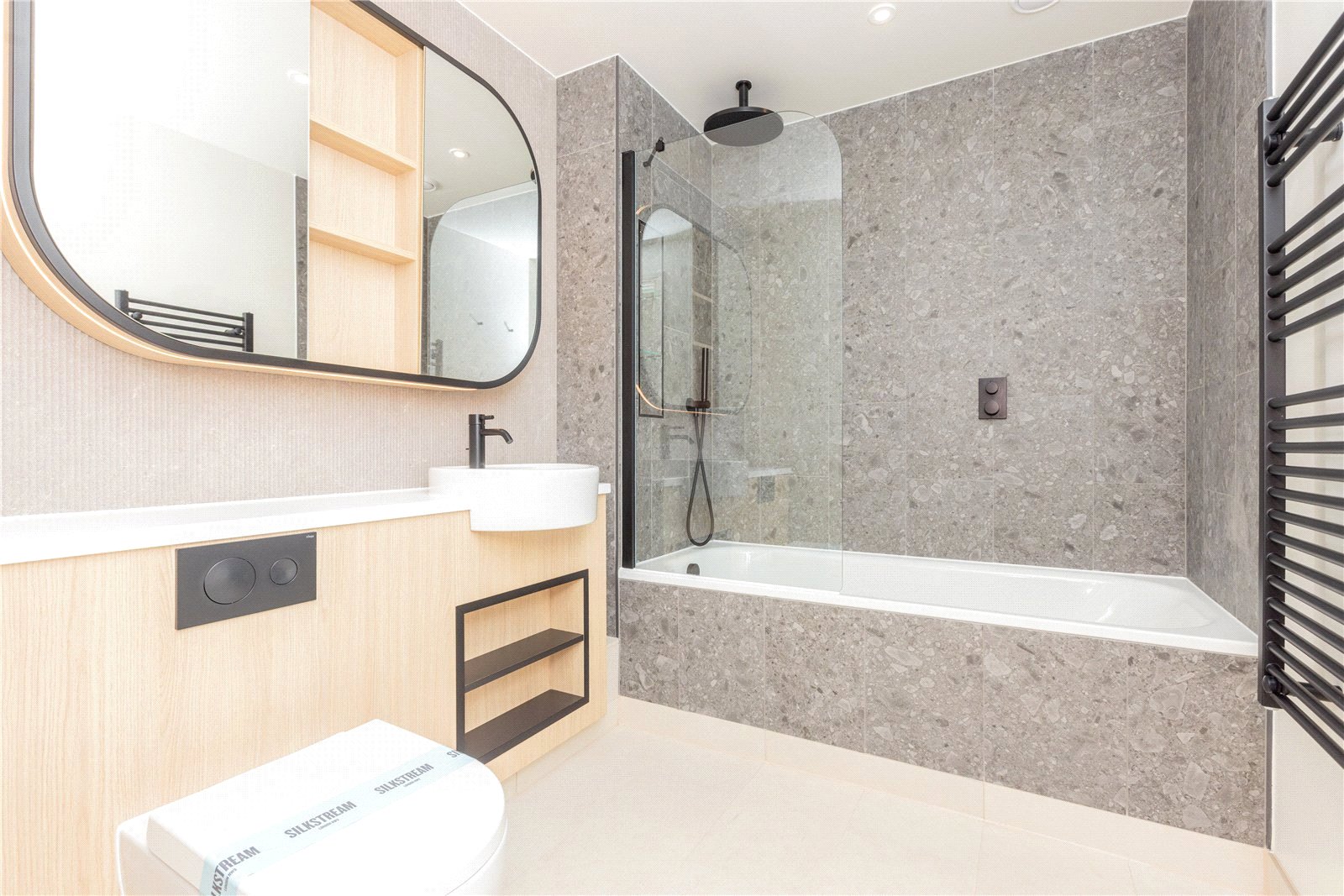 Flat 36, Bower House, 4, Henshaw Parade, London photo 3