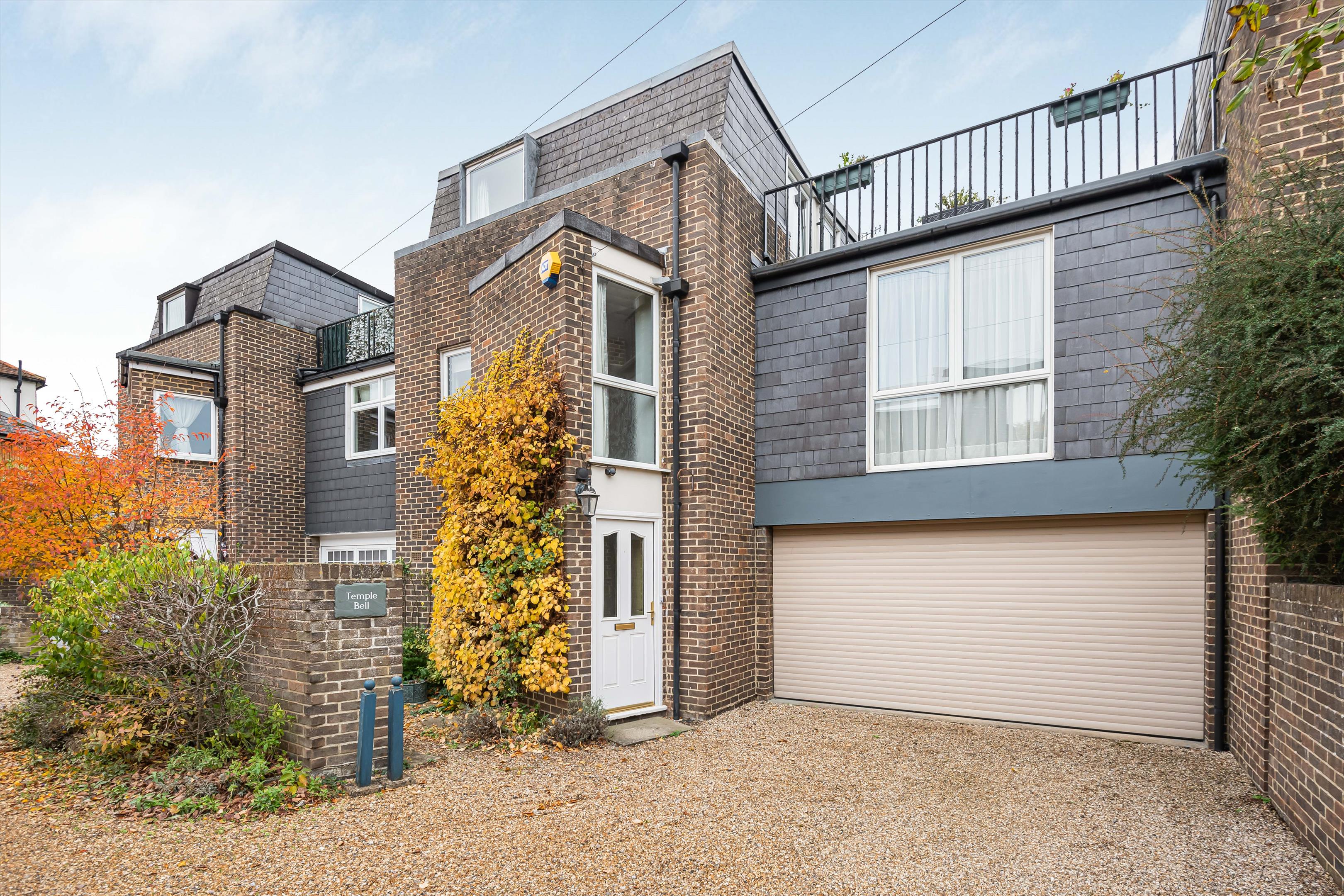 3 bedroom detached house for sale 0