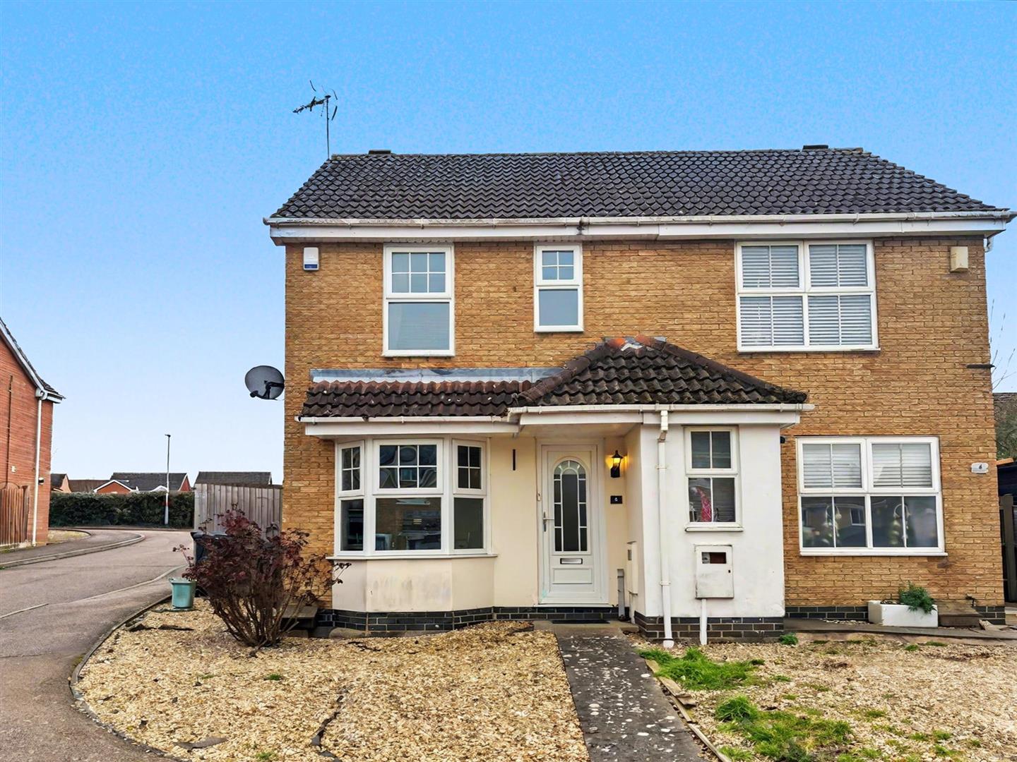 6, Fletcher Gardens, Thrapston photo 3