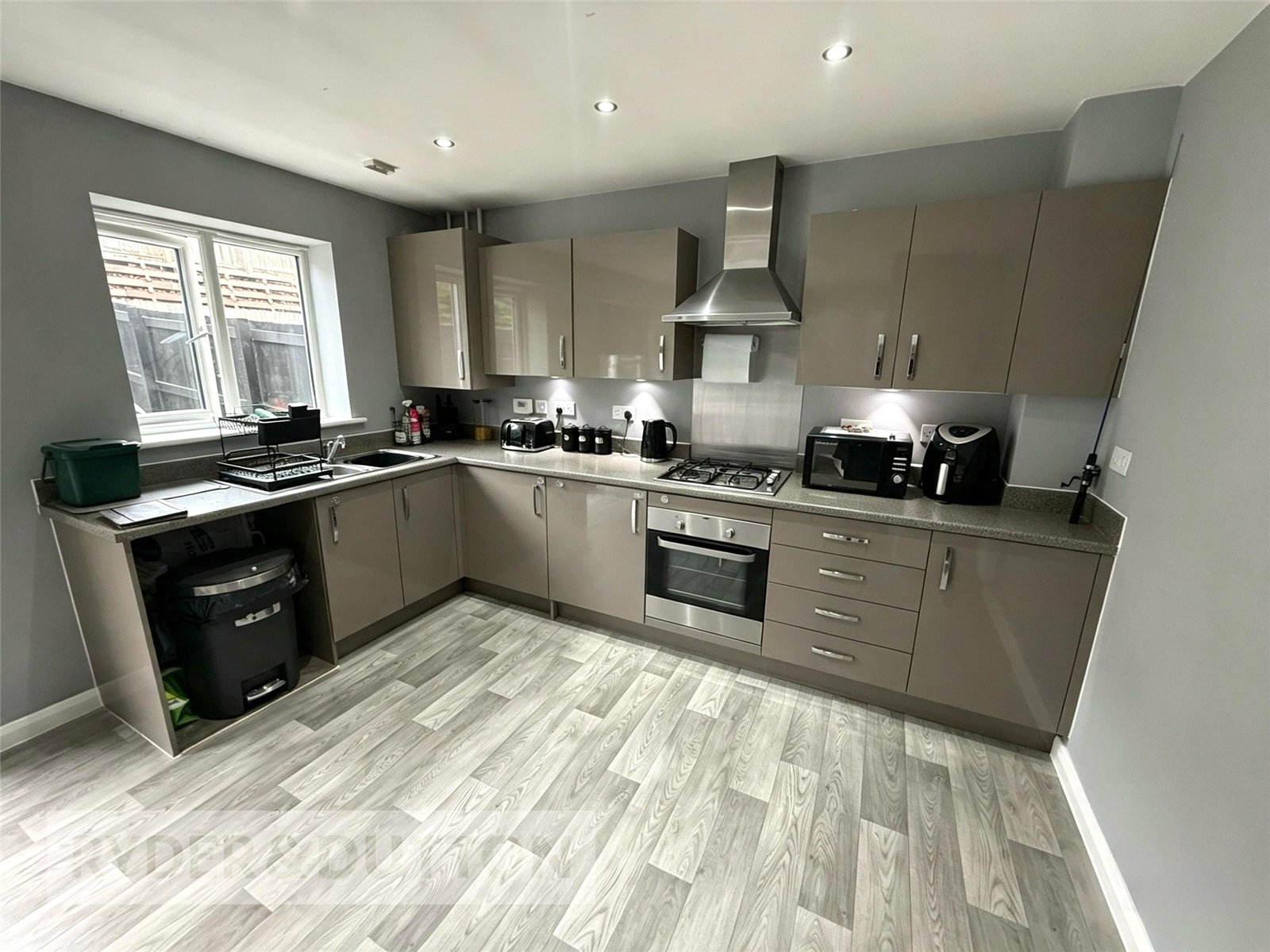 12, High Vale Close, Greater Manchester photo 4