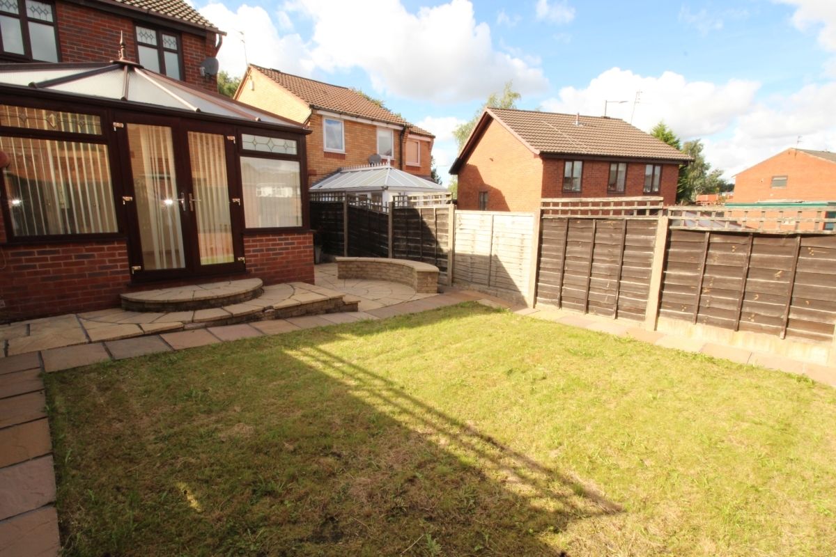 3 Bedrooms Semi-detached house for sale in Buckingham Drive, St. Helens WA11