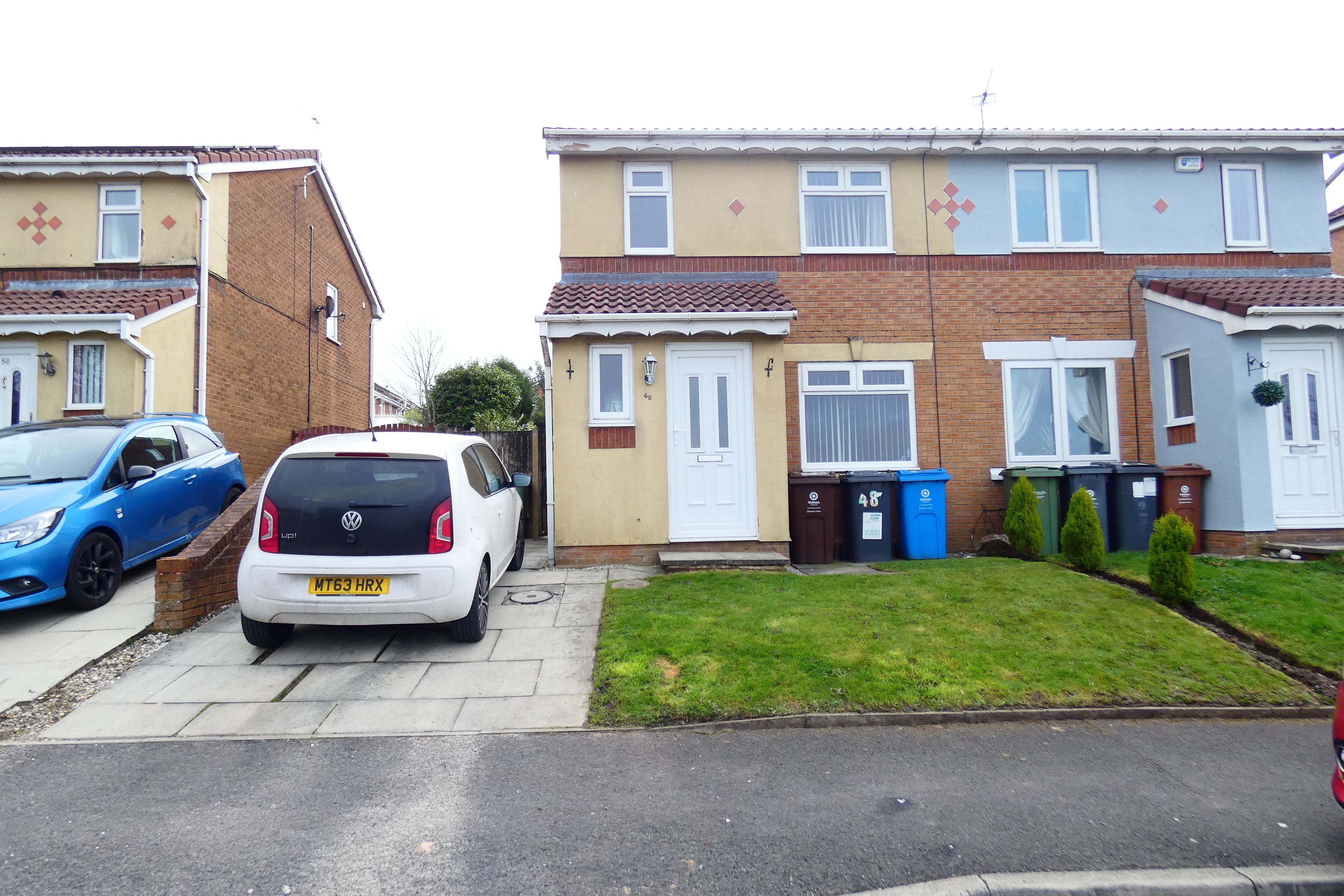 3 Bedrooms Semi-detached house for sale in Hodge Clough Road, Oldham OL1
