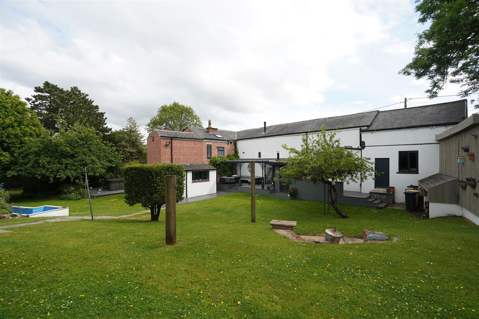 5 bedroom detached house for sale 0