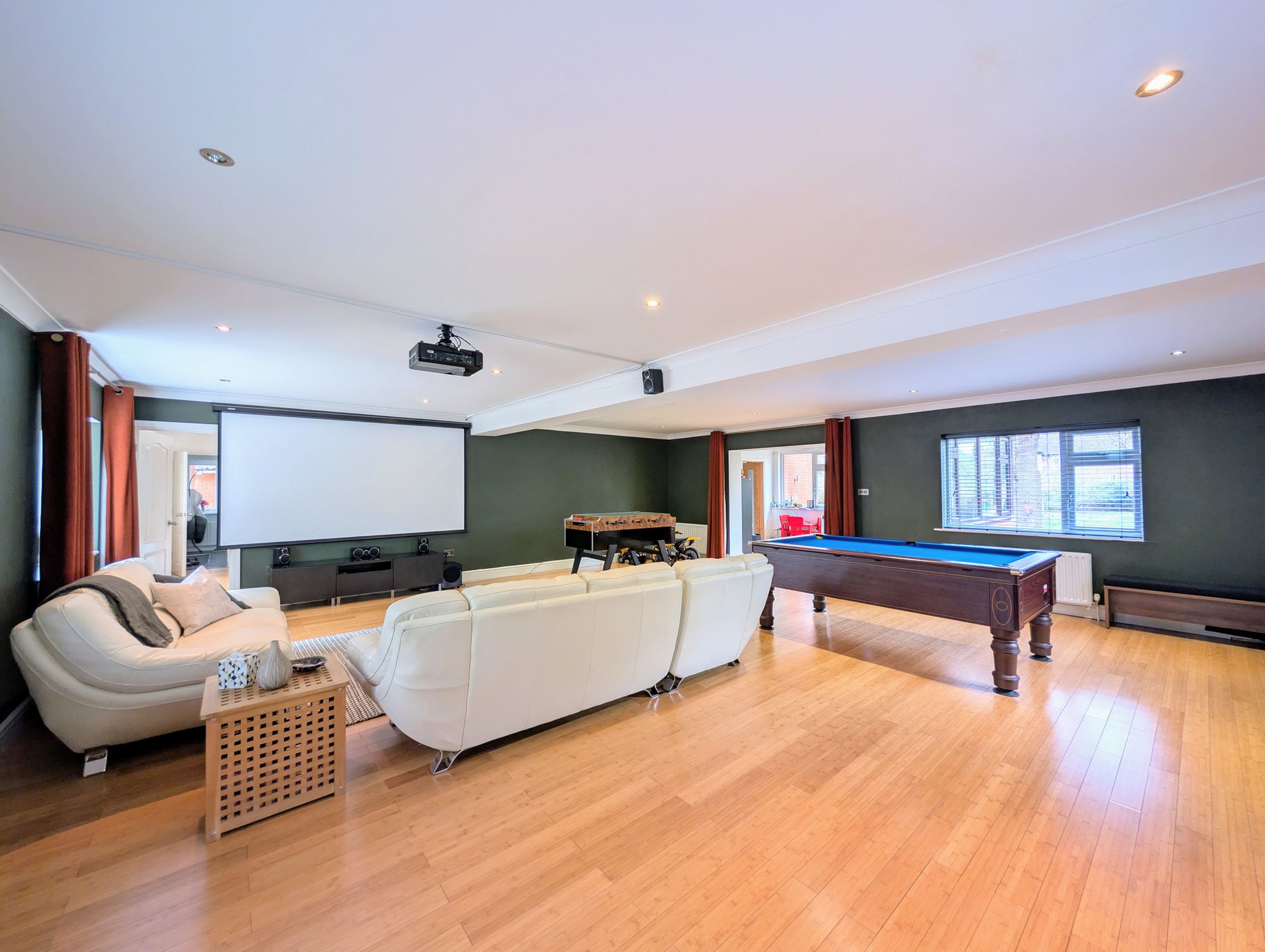 6 bedroom detached house for sale 0