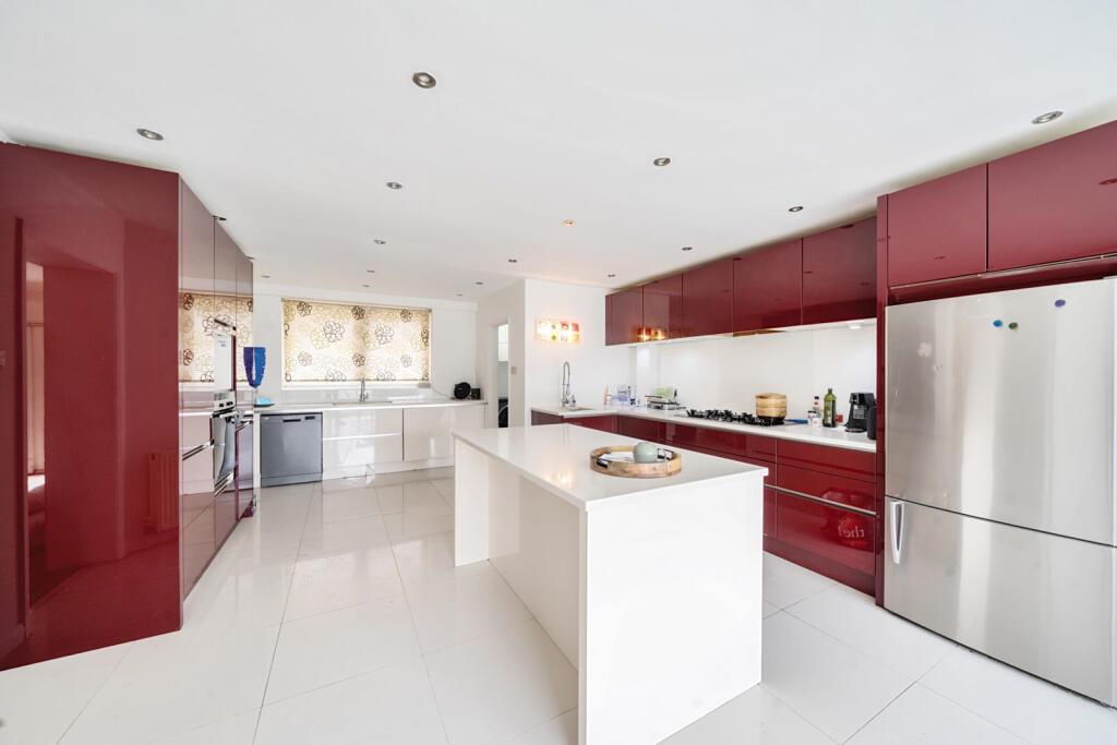 5 bedroom detached house for sale 0