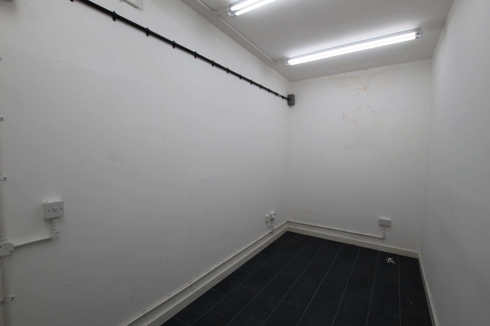 Unit 3 Between 40-42a, Station Road, Hayes photo 2