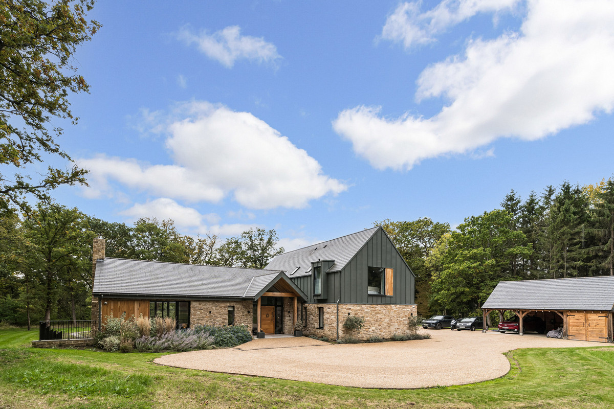 4 bedroom detached house for sale 0