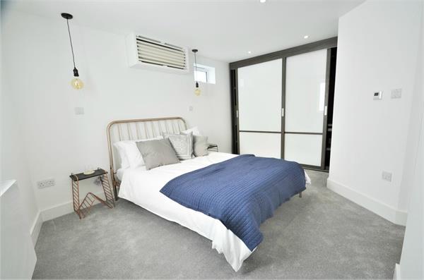 1-bed flat on 1, Clarence Court, Corner Goodwyn Avenue, NW7, £1,500/mo