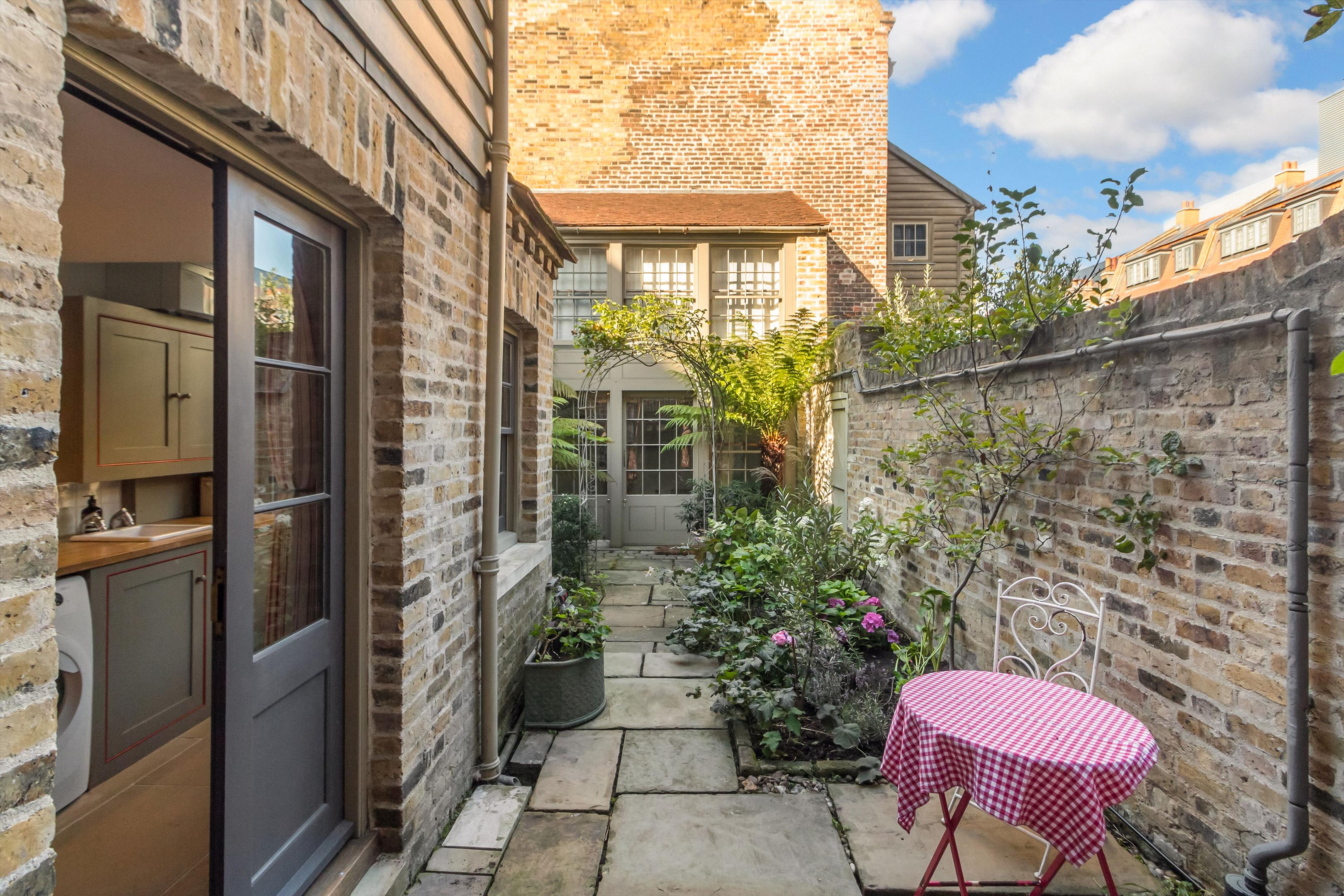 3 bedroom terraced house for sale 0