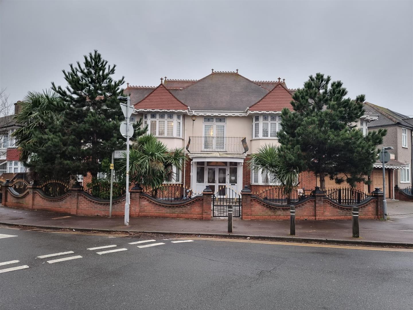 6 bedroom property for sale 0