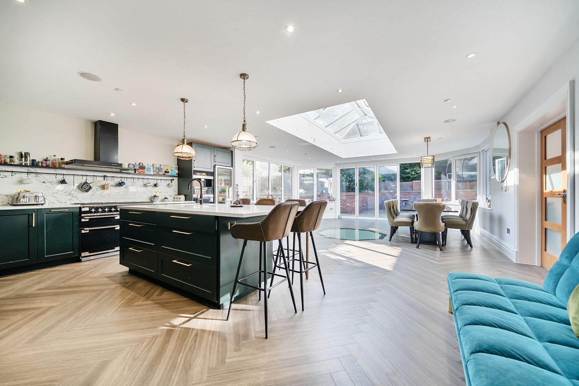 6 bedroom detached house for sale 0