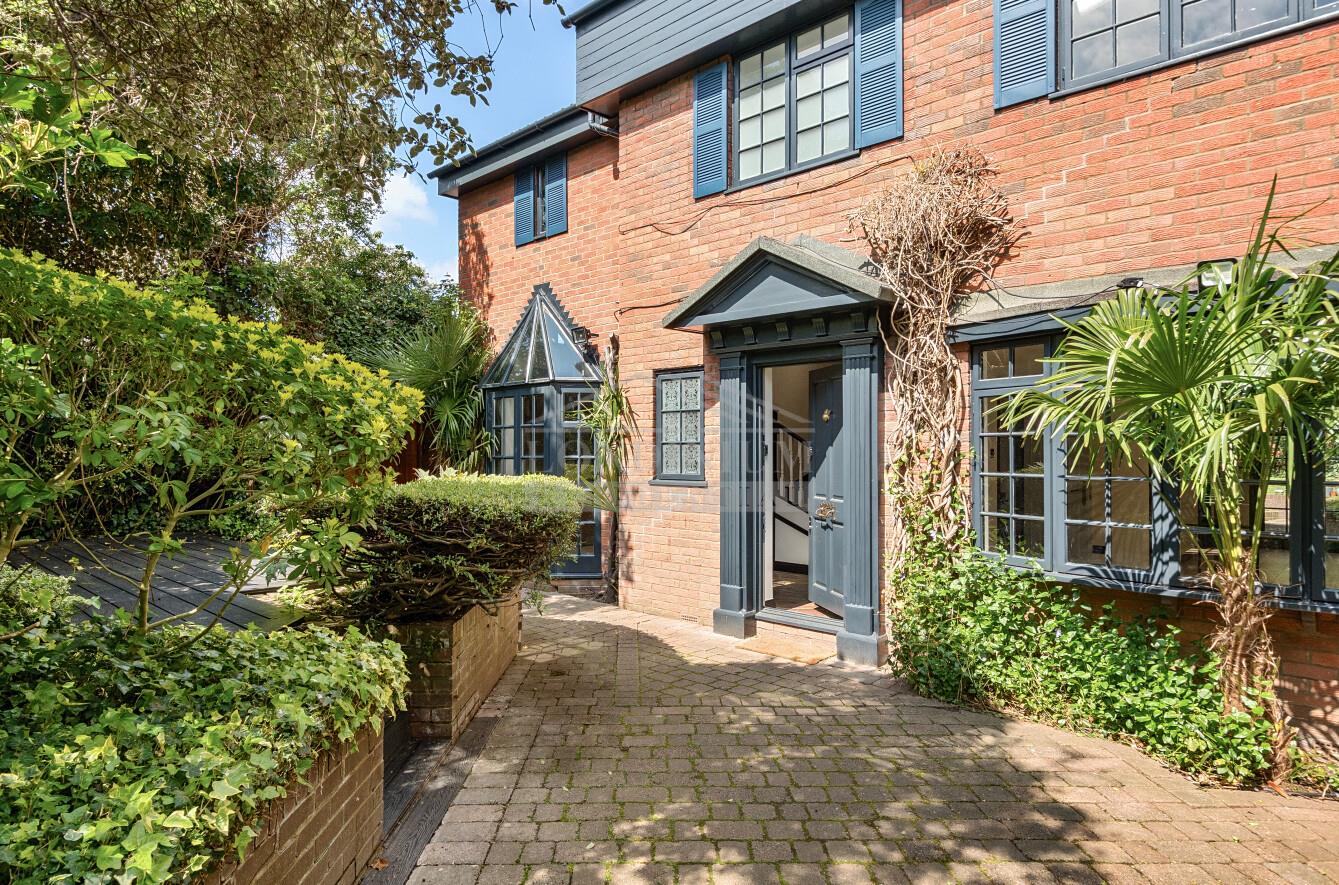 5 bedroom semi-detached house for sale 0